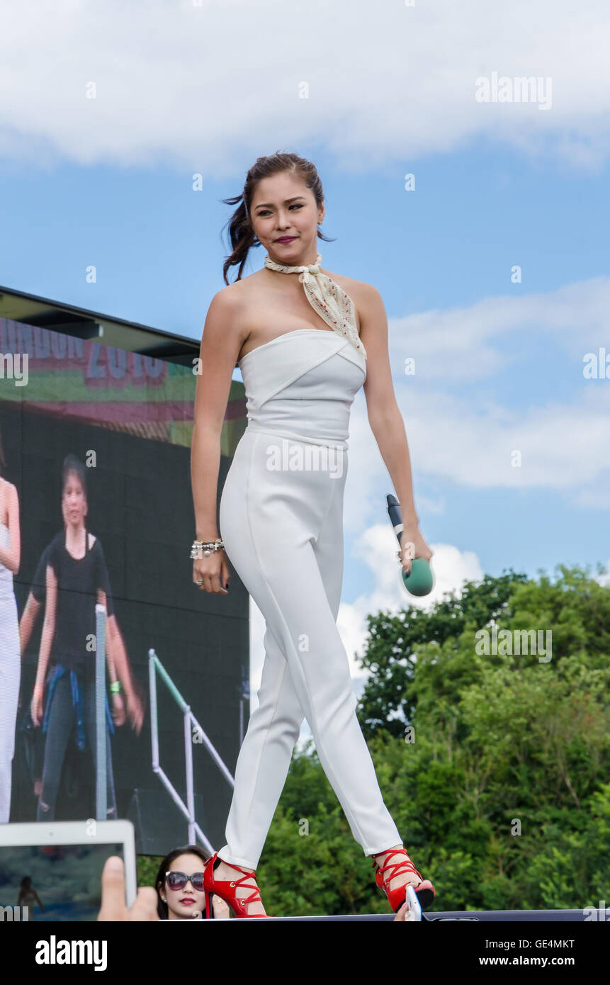 Philippinische Promi Kim Chiu führt live auf der Bühne bei der 2016 Barrio Fiesta in London. Stockfoto