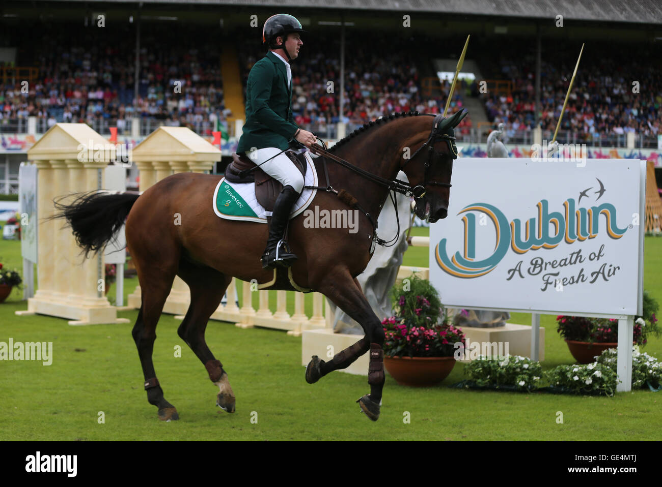 Greg Broderick auf Mhs Going Global konkurrieren in der Nations Cup tagsüber drei von der Dublin Horse Show am RDS, Dublin. Stockfoto