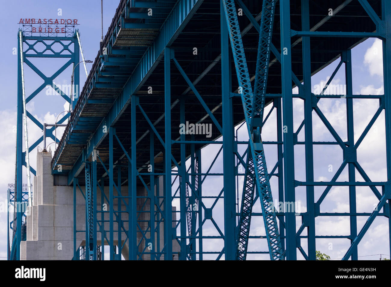 Die Ambassador-Brücke überspannt den Detroit River zwischen Windsor Ontario Kanada und Detroit/Michigan, USA. Stockfoto