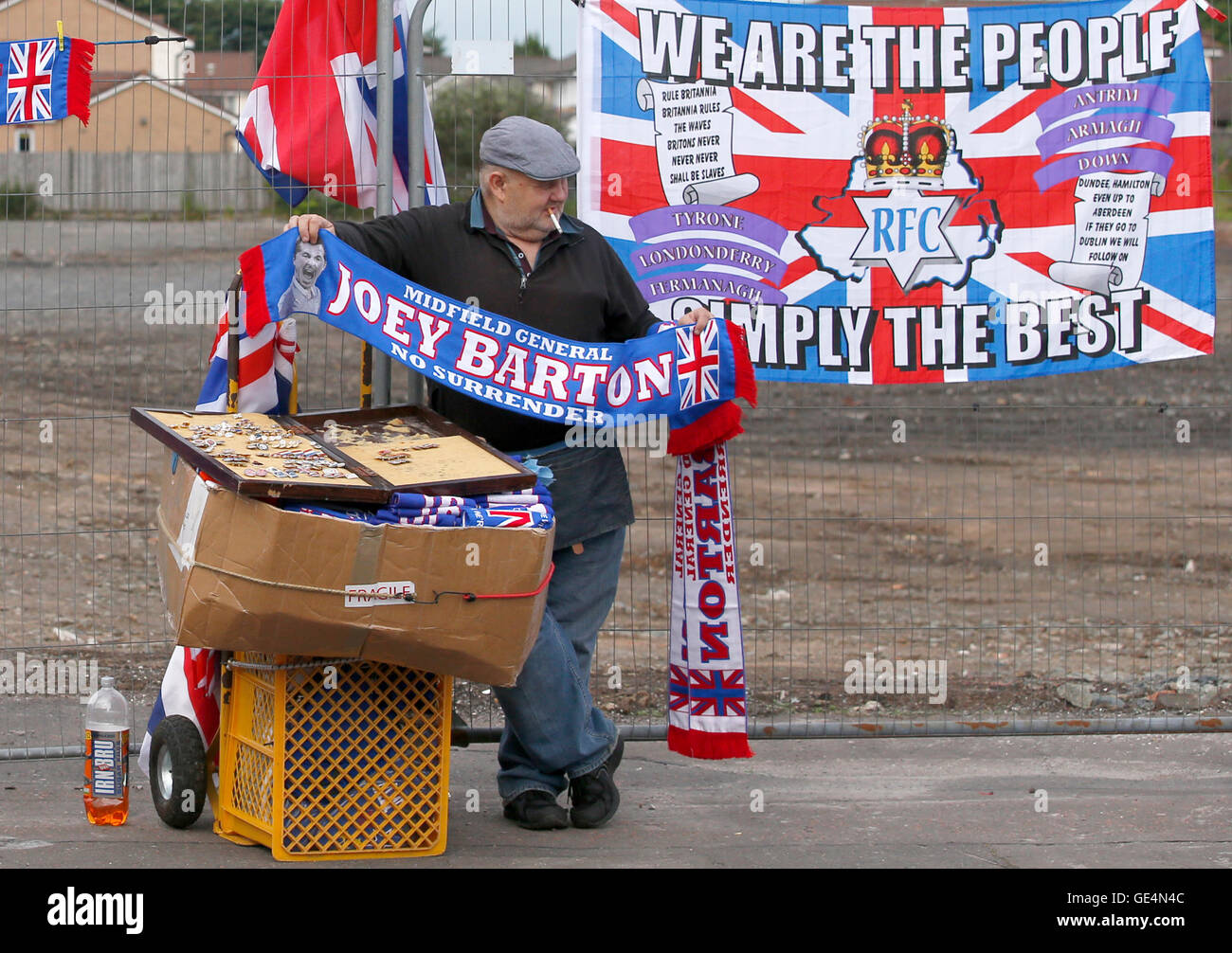 Straßenverkäufer außerhalb Ochilview Park vor dem Betfred Cup, Gruppe F Spiel zwischen East Stirlingshire und Rangers. Stockfoto