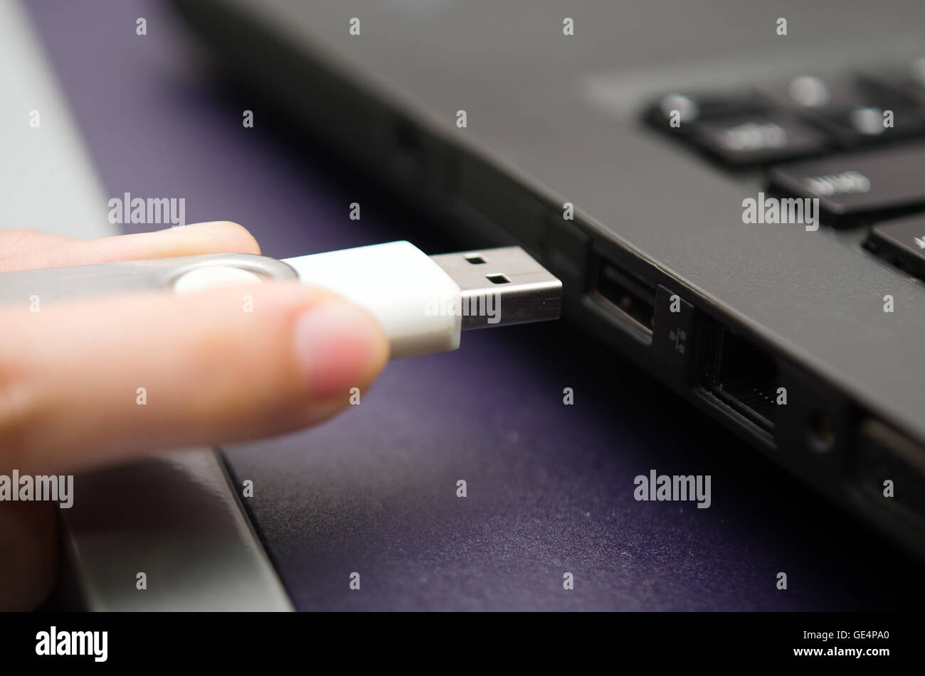 IT-Virus eingeben Laptop-Computer über USB-Stick oder USB-stick Stockfoto