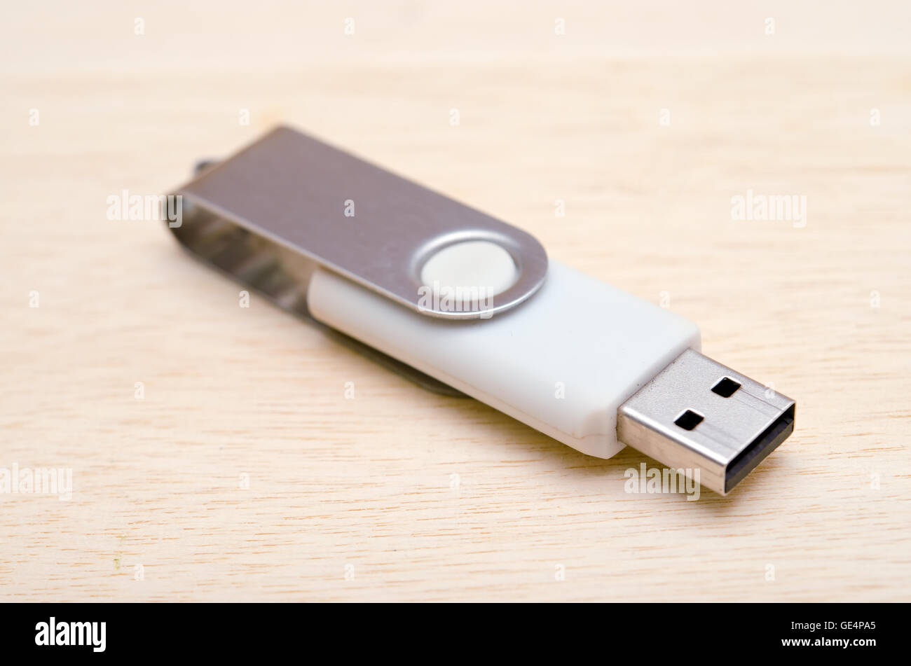 USB-Stick oder USB-Stick isoliert auf Holzbrett Stockfoto
