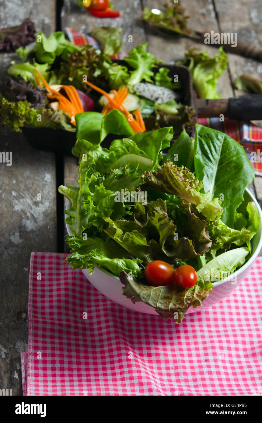 Gemüsesalat Vorbereitung auf Holz Hintergrund Stockfoto