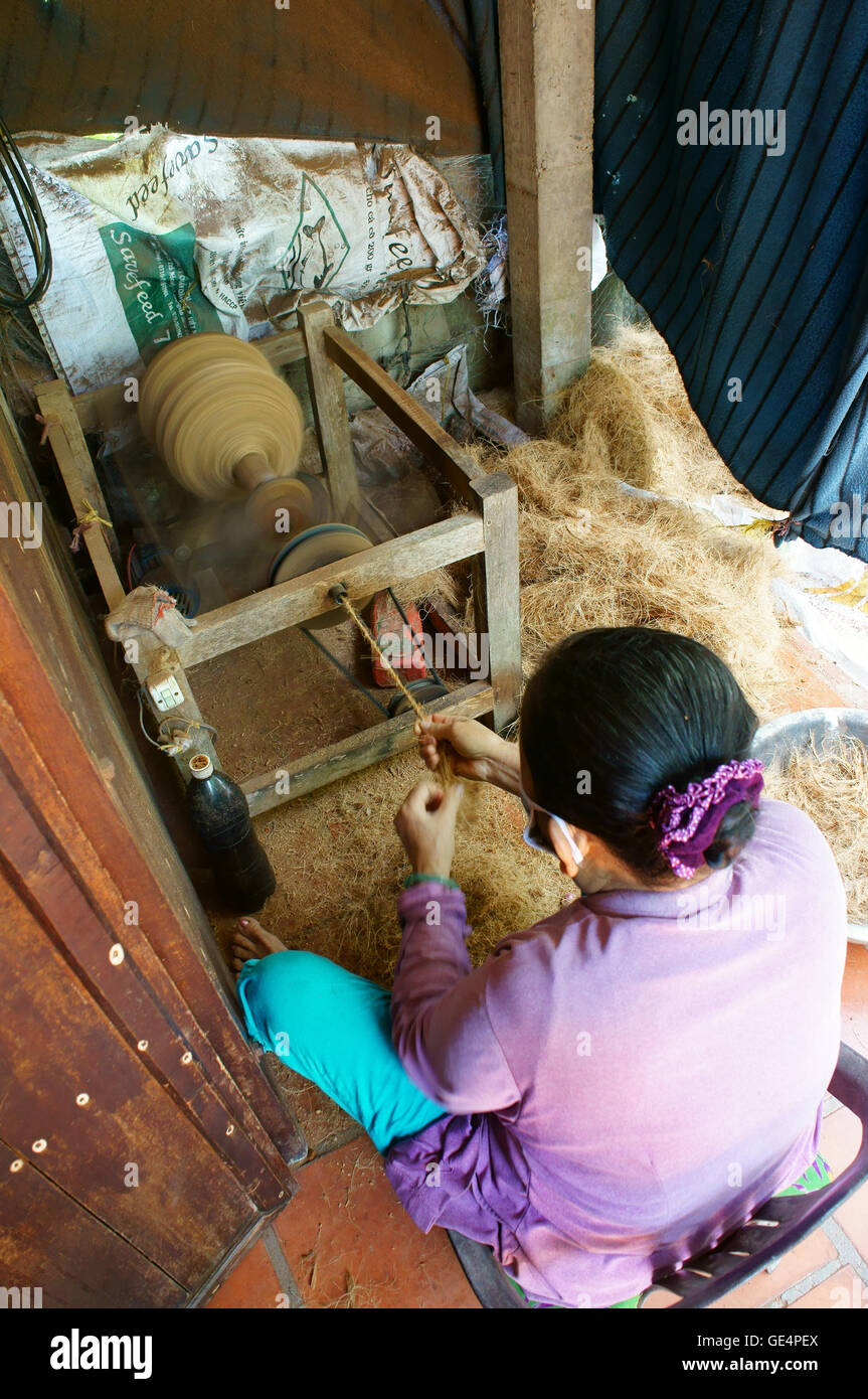 BEN TRE, VIET NAM-JUNE 1: Arbeiten von Zuhause, vietnamesische weibliche Spin Kokosfaser zu Material für Kokos-Matte, ein tr Asiatin Stockfoto