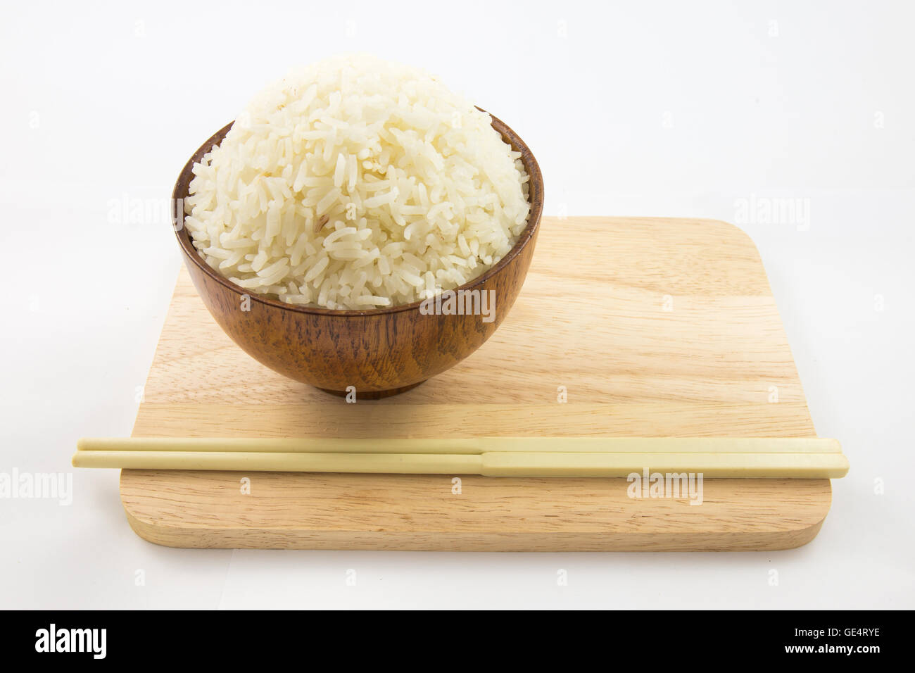 Schüssel mit Reis und Stäbchen auf Holz isoliert auf weiss Stockfoto