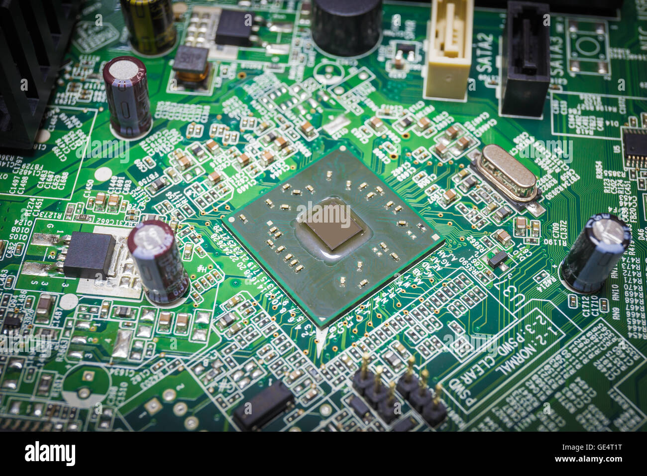 Close-up auf einem CPU-Mikrochip auf eine Regelung im Mainboard ist Herz wichtig, Computer oder elektronische Schaltungen Stockfoto