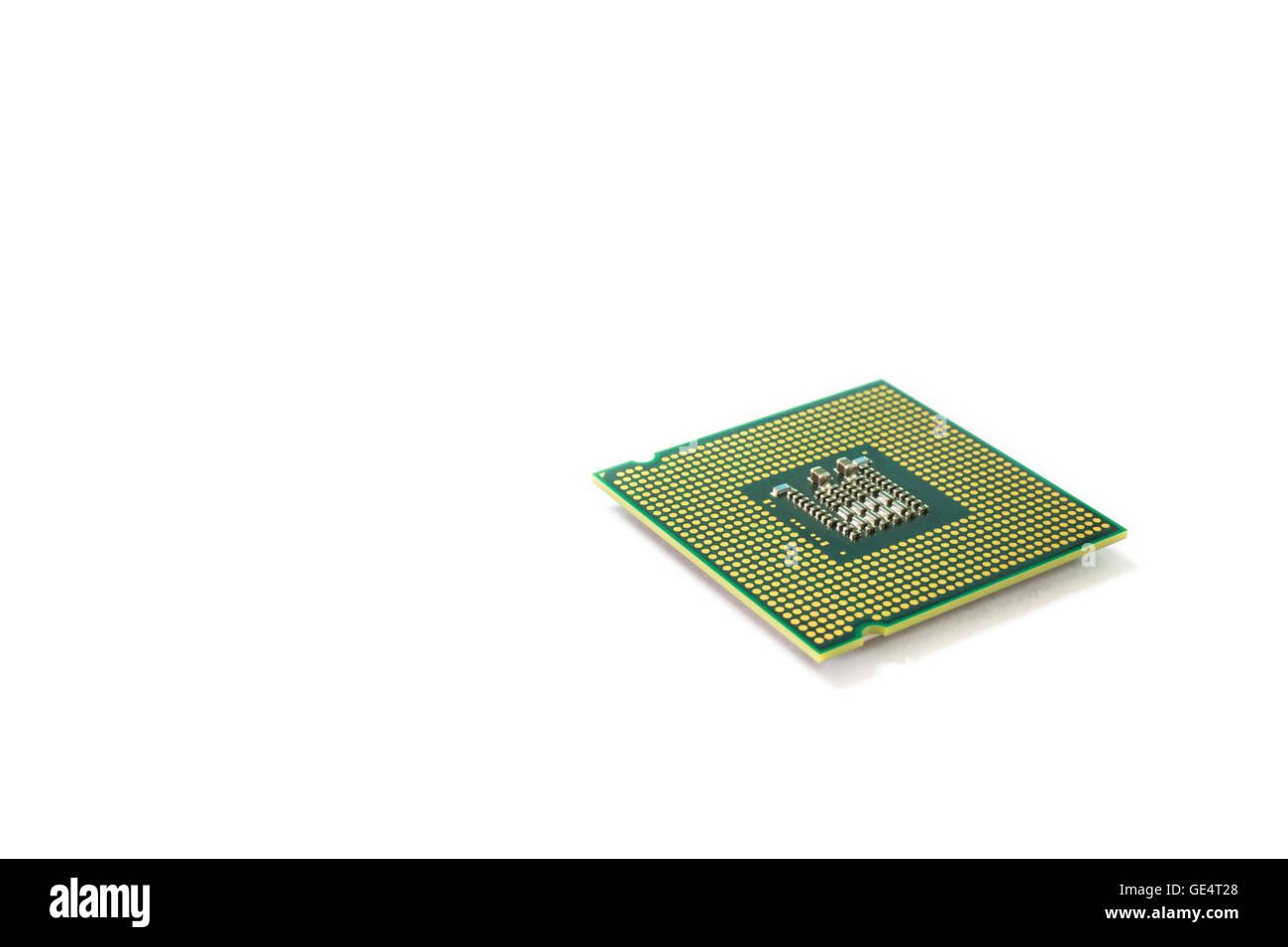 Close-up auf einem CPU-Mikrochip auf weißem Hintergrund isoliert ist Herz wichtig, Computer oder elektronische Schaltungen Stockfoto