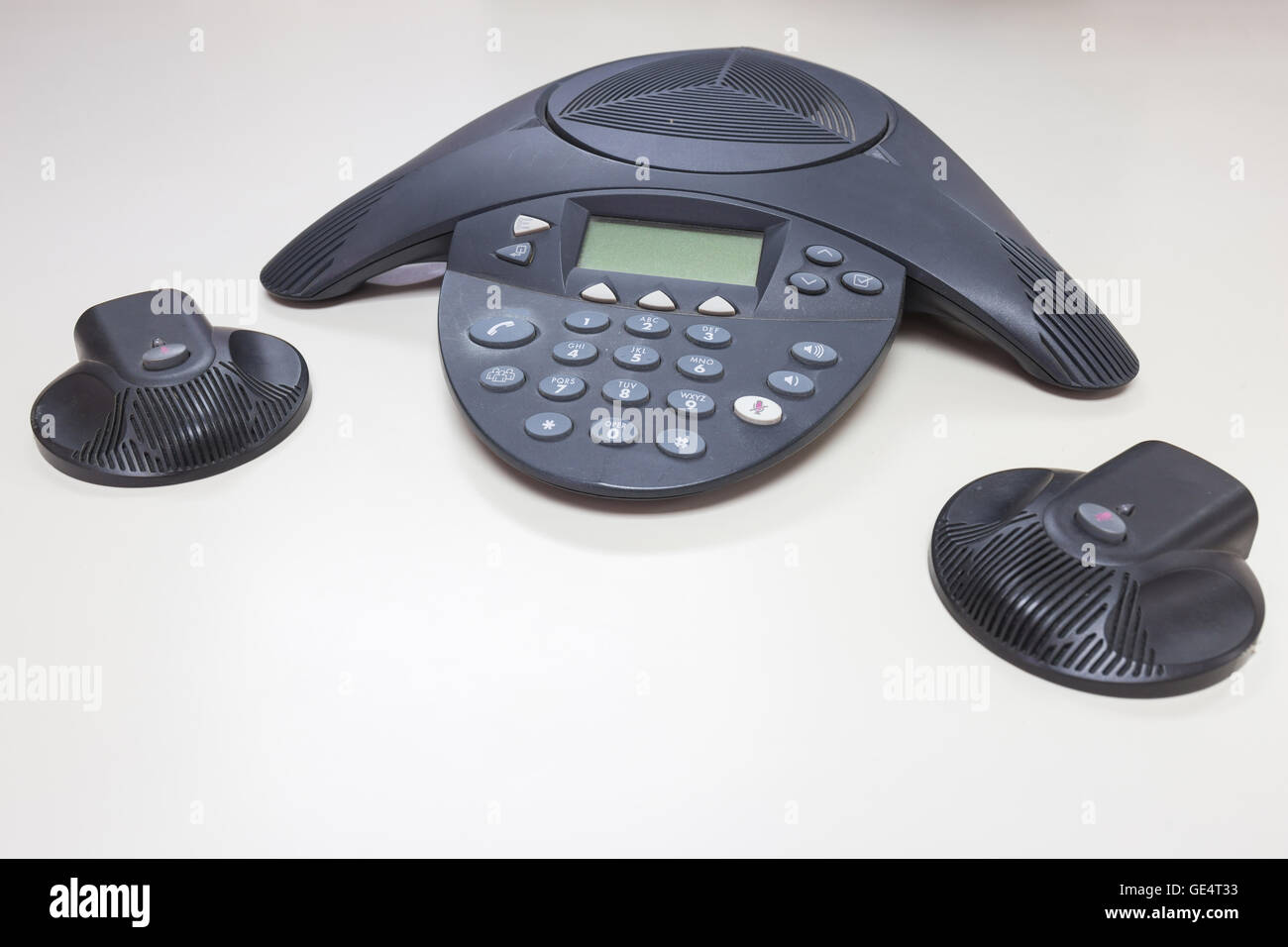 IP-Konferenztelefon auf weißen Tabellenhintergrund Stockfoto