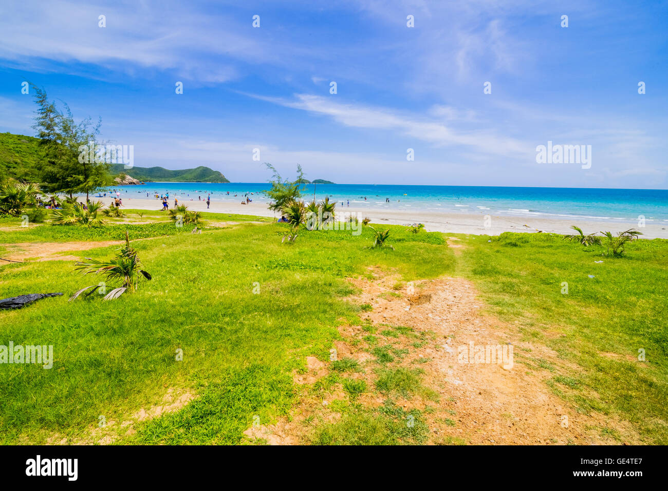 Surfer am schönen Strand und das Meer mit blauem Himmel Stockfoto