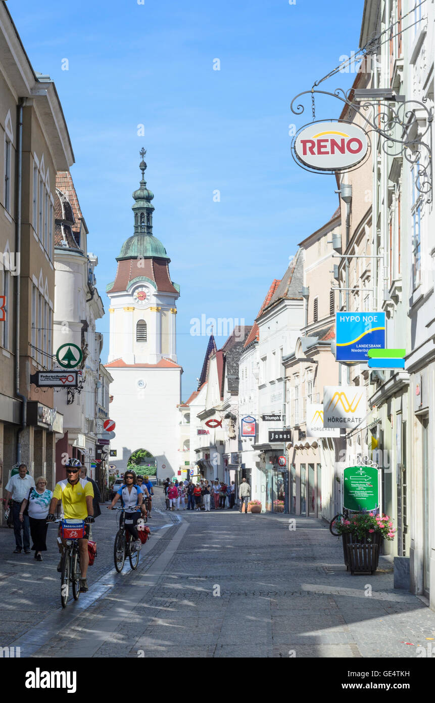 Krems an der Donau: Straße Obere Landstraße, Stadttor Steiner Tor, Niederösterreich, Wachau, Niederösterreich, Österreich Stockfoto