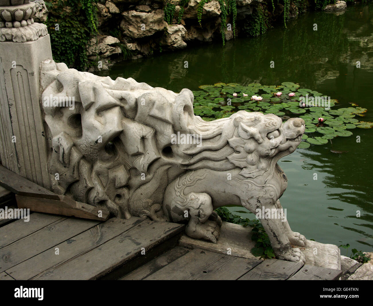 Stein Schmuck auf einer Brücke in Behai Park in Peking, China. Stockfoto