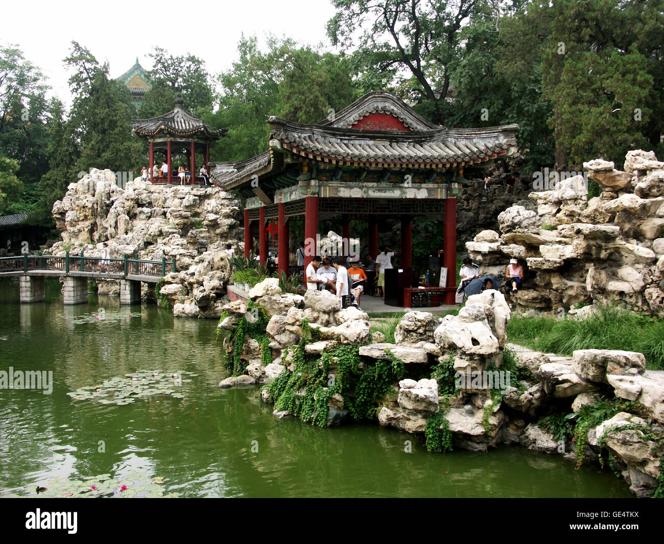 Ein Pavillon und Steingärten in Behai Park in Peking, China. Stockfoto