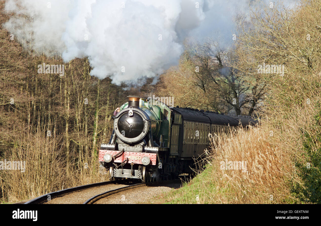 Geändert Halle Klasse Dampf Lok 6960 "Ravingham Hall" ziehen einen Zug auf der West Somerset Railway, England, UK. Stockfoto
