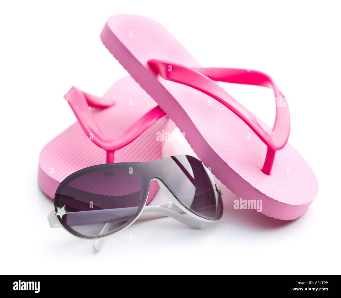 Flip Flops und Sonnenbrillen isoliert auf weißem Hintergrund. Stockfoto