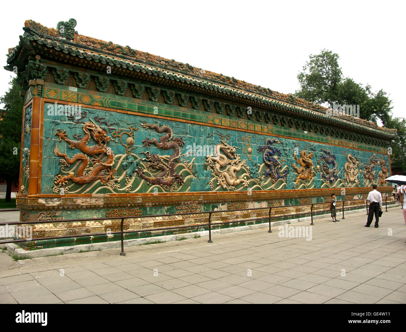 Erbaut im Jahre 1756, ist neun-Drachen-Wand 5m hoch, 23 m lang und 1,2 m dick. Behai Park in Peking, China. Stockfoto