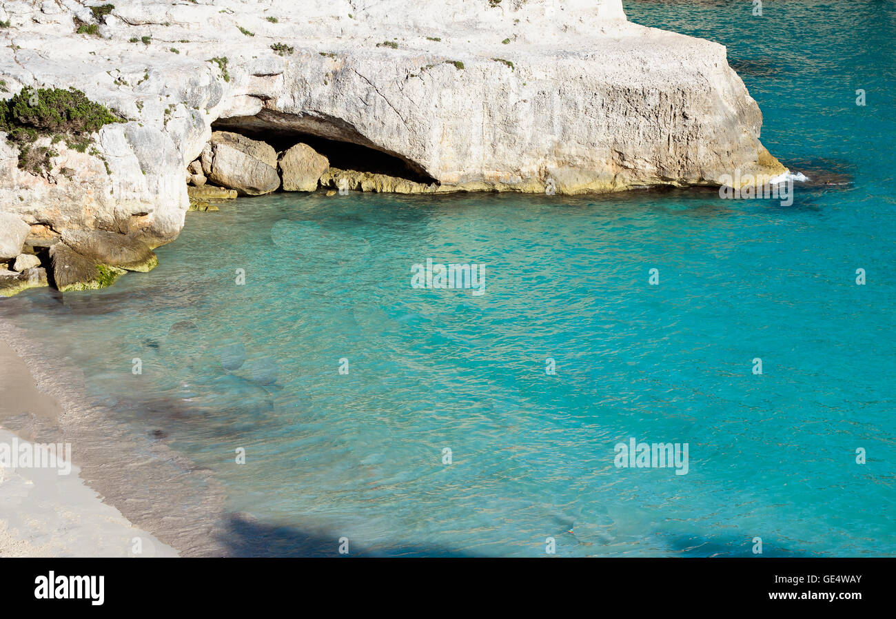Cala Mitjana Strand auf der Insel Menorca, Spanien - Mittelmeer Stockfoto