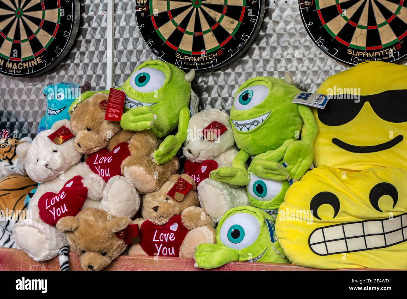 Plüschtiere und Teddybären auf dem Display als Preise für Dart-Spiel Reisen  Kirmes Stockfotografie - Alamy