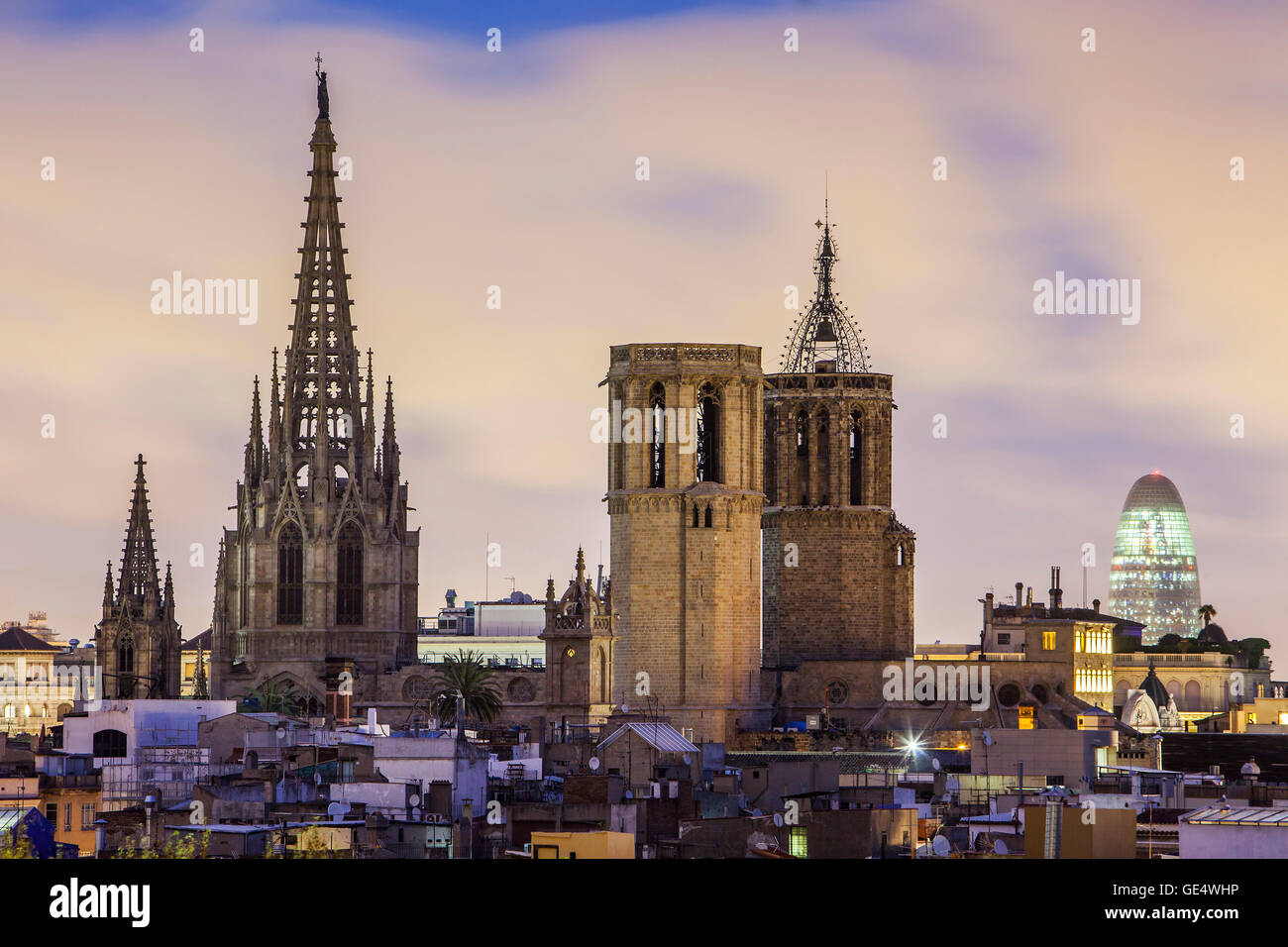 Kathedrale und Agbar Gebäude, Stadtbild, Barcelona, Katalonien, Spanien. Stockfoto