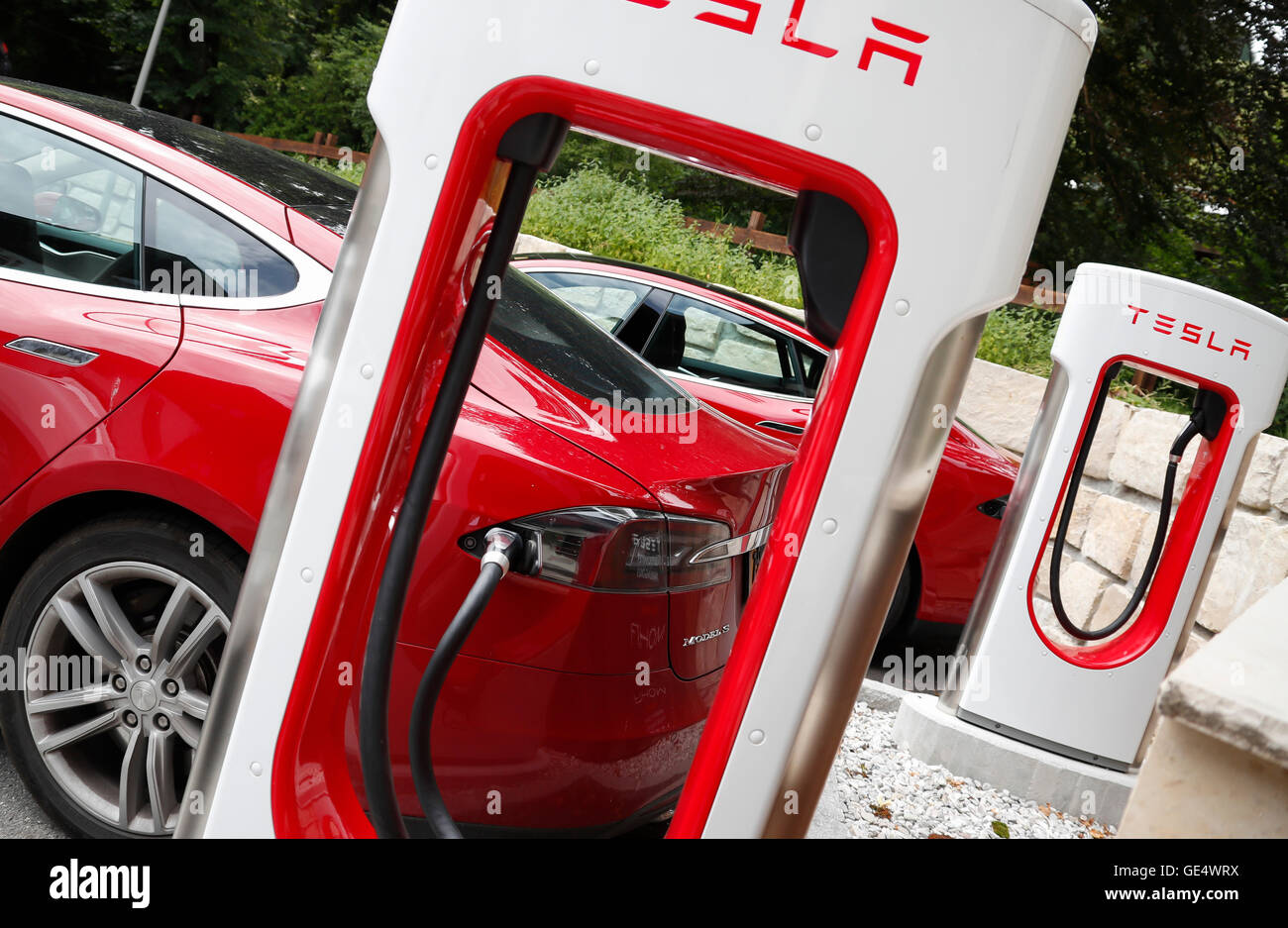 Tesla Elektroautos bei einem Powerstation in Lermoos, Tirol, Österreich um 22 Uhr. Juli 2016 © Peter Schatz / Alamy Live News Stockfoto