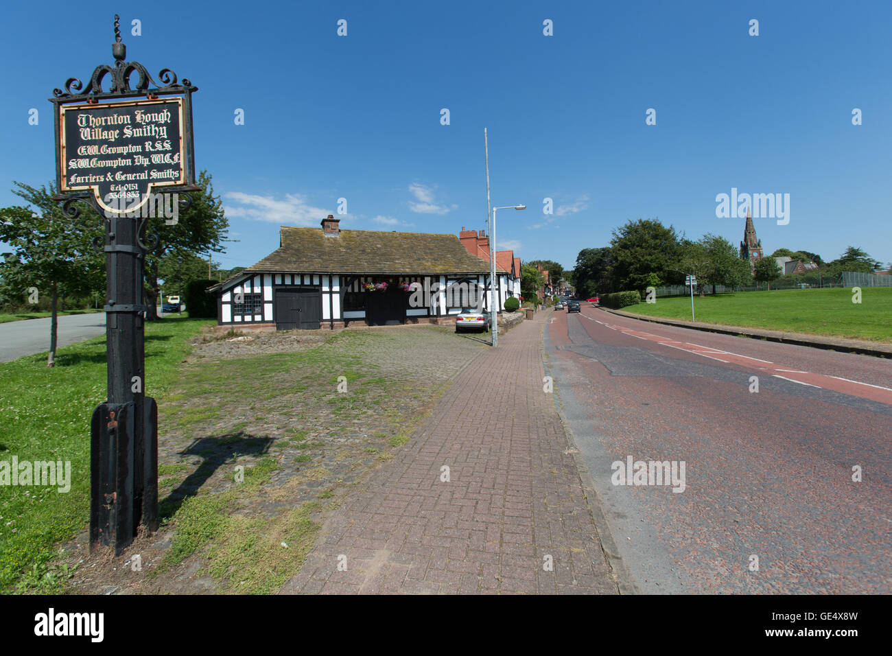 Malerischen ruhigen Blick auf die B1356 Straße (Neston) mit dem Dorf Thornto Hough im Hintergrund. Stockfoto