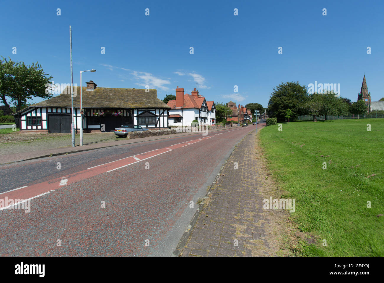 Malerischen ruhigen Blick auf die B1356 Straße (Neston) mit dem Dorf Thornto Hough im Hintergrund. Stockfoto