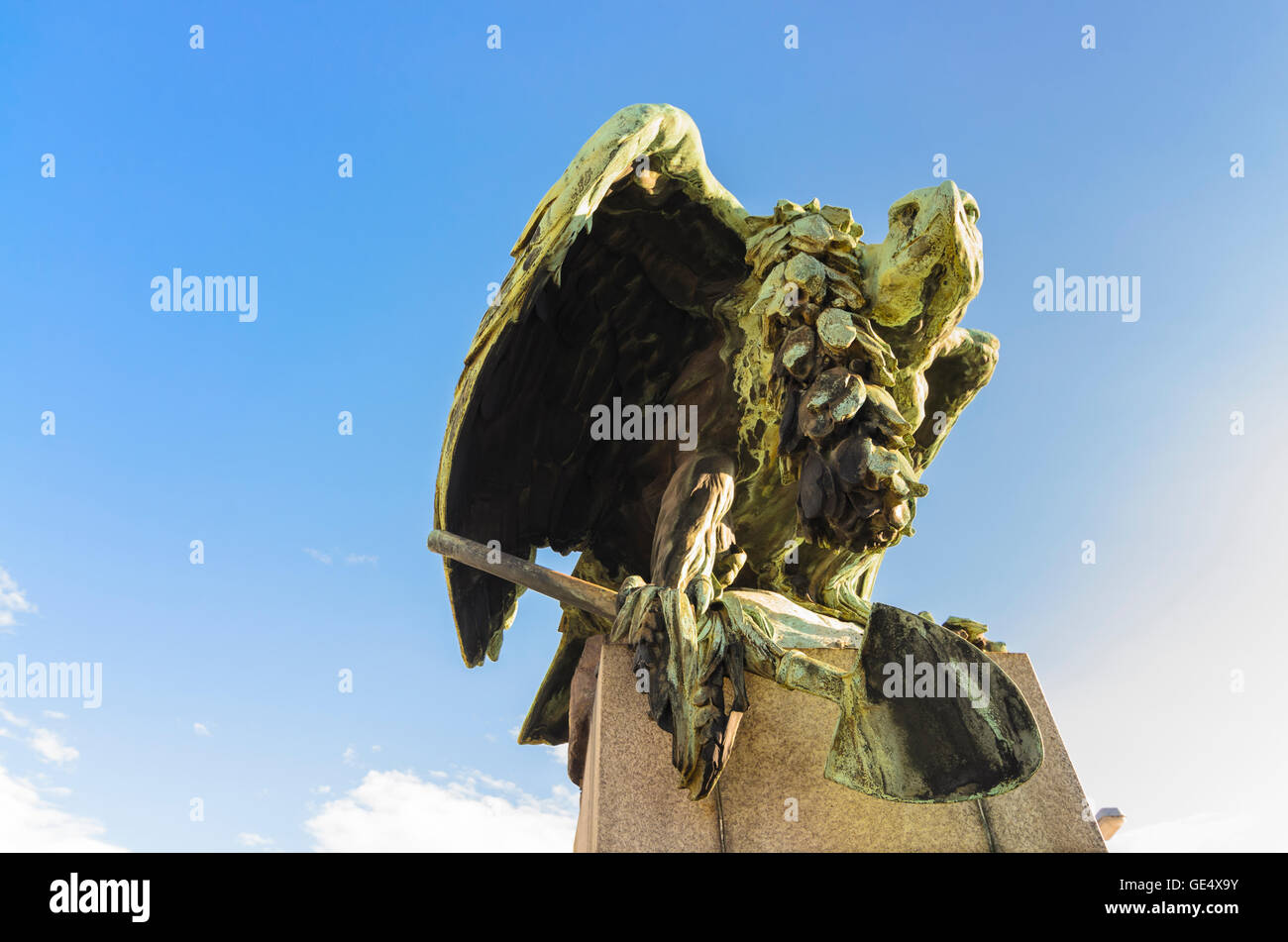 Wien, Wien: Bronze Adler auf heute der Kennedy-Brücke in seinen Krallen hält einen Spaten und erinnert damit an die Arbeit, die Stockfoto