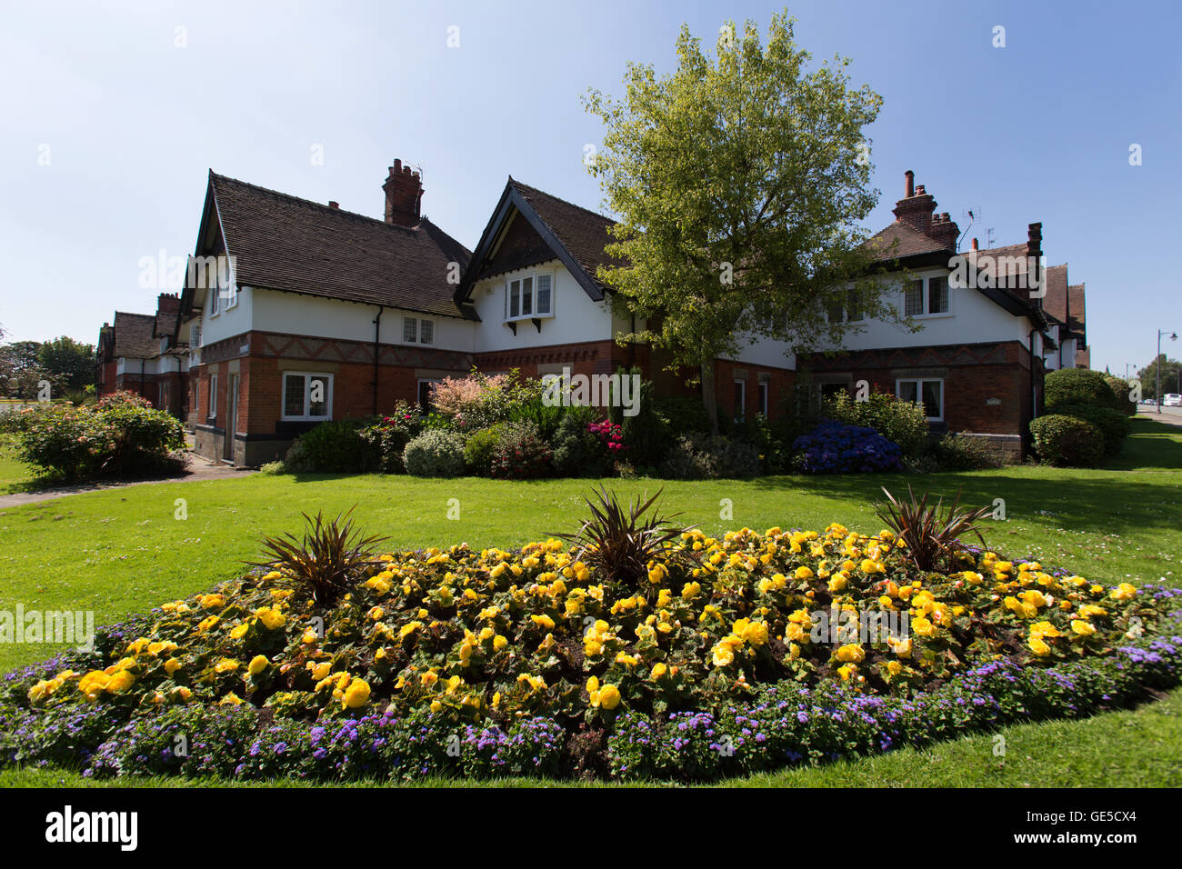 Dorf Port Sunlight, England. Aussicht auf den malerischen Port Sunlight cottages an der Kreuzung von Bolton Road und dem Riverside. Stockfoto