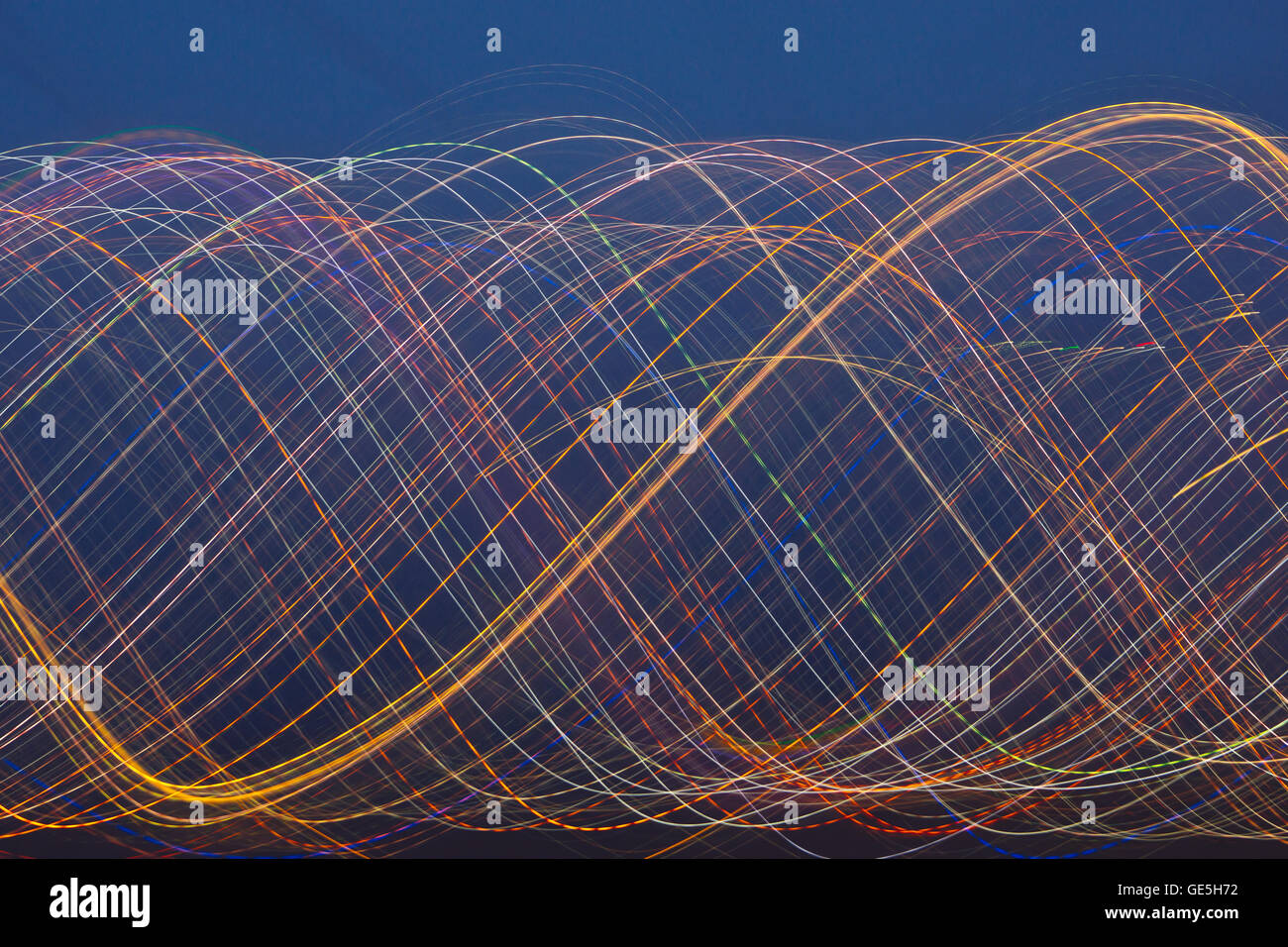 Motion Blur Lichtspur bunten Abend Hintergrund durch Langzeitbelichtung Stockfoto