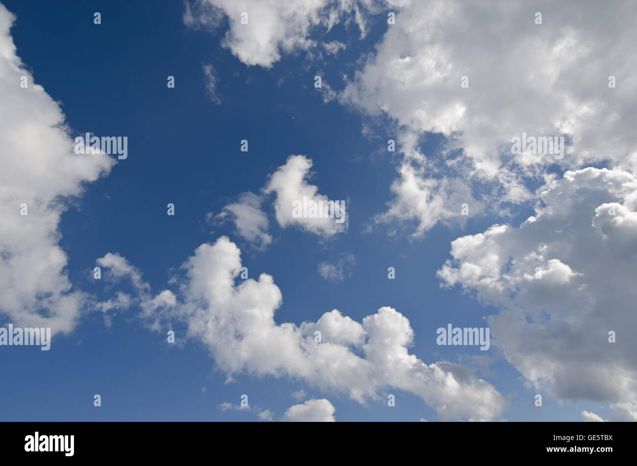 Himmelshintergrund mit bewölkten Szene (Tag Sommerhimmel) für grafische Verwendung Stockfoto