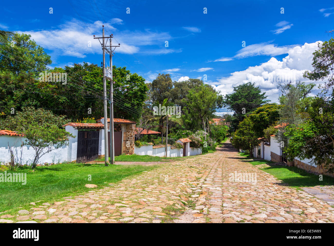 Gepflasterte Straße in einem ruhigen Viertel von Villa de Leyva, Kolumbien Stockfoto