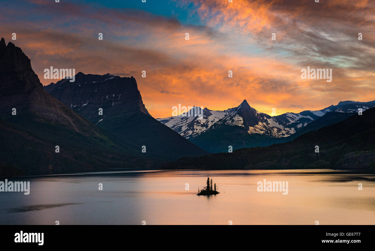 Schöne bunte Sonnenuntergang über St. Mary Lake und Wildgans Insel in Glacier Nationalpark Stockfoto