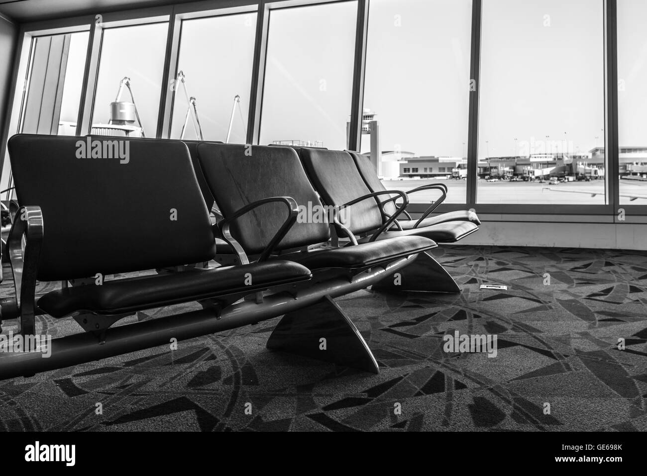 Reihe von Stuhl in den internationalen Flughafen Stockfoto