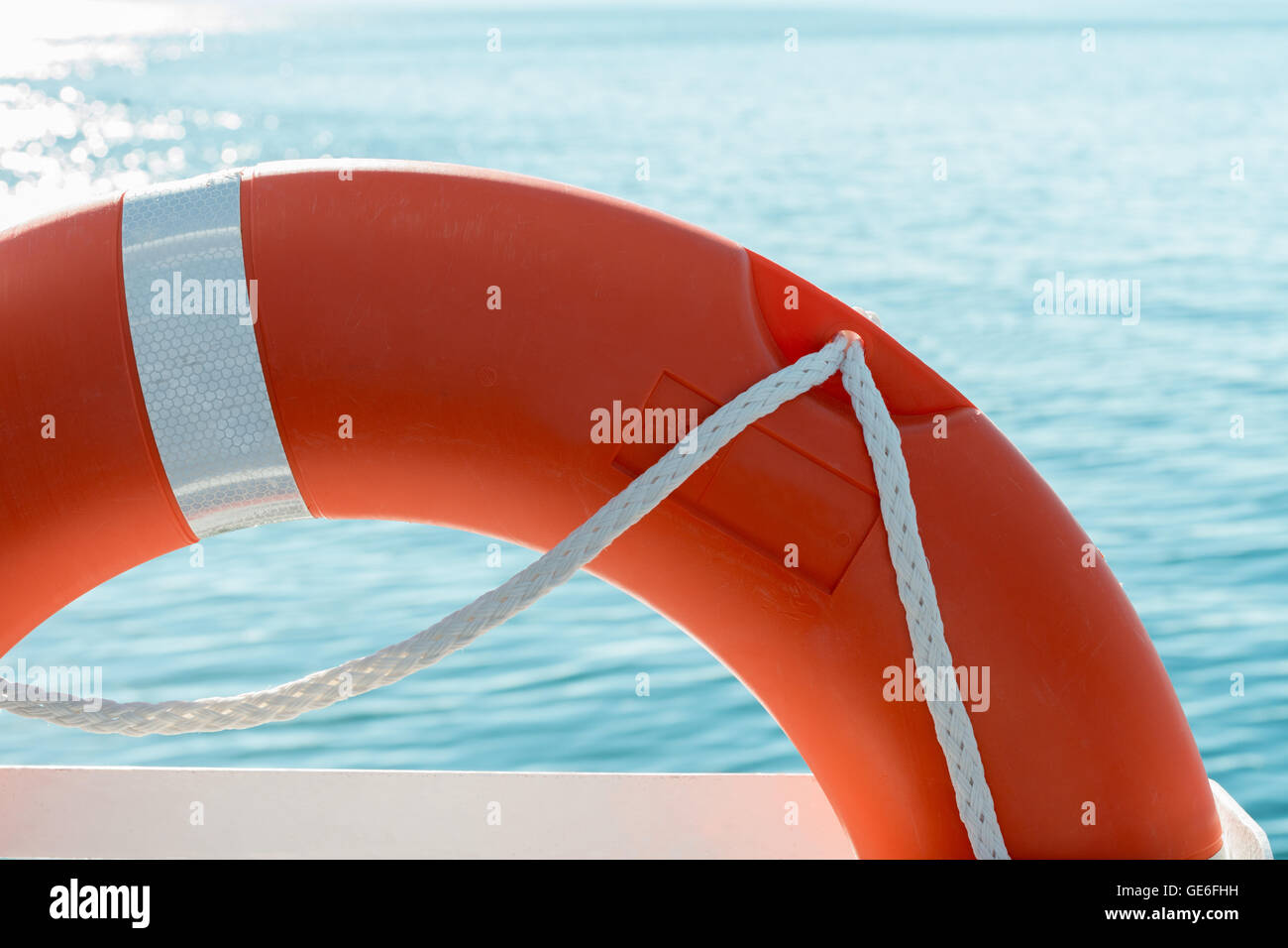 roten Lebensretter auf einem Boot und Meer Hintergrund Stockfoto