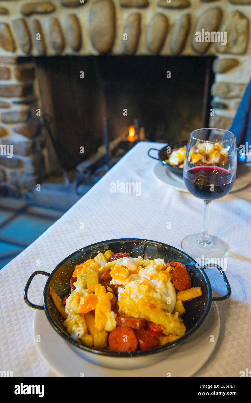 Huevos Rotos mit Chorizo. Rascafria, Provinz Madrid, Spanien. Stockfoto