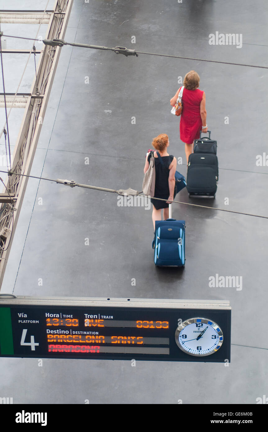 Zwei Frauen zu Fuß entlang der Plattform. Puerta de Atocha-Bahnhof, Madrid, Spanien. Stockfoto