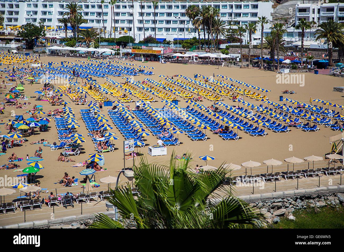 Nicht identifizierte Personen Entspannung am Strand von Puerto Rico auf Gran Canaria. Stockfoto