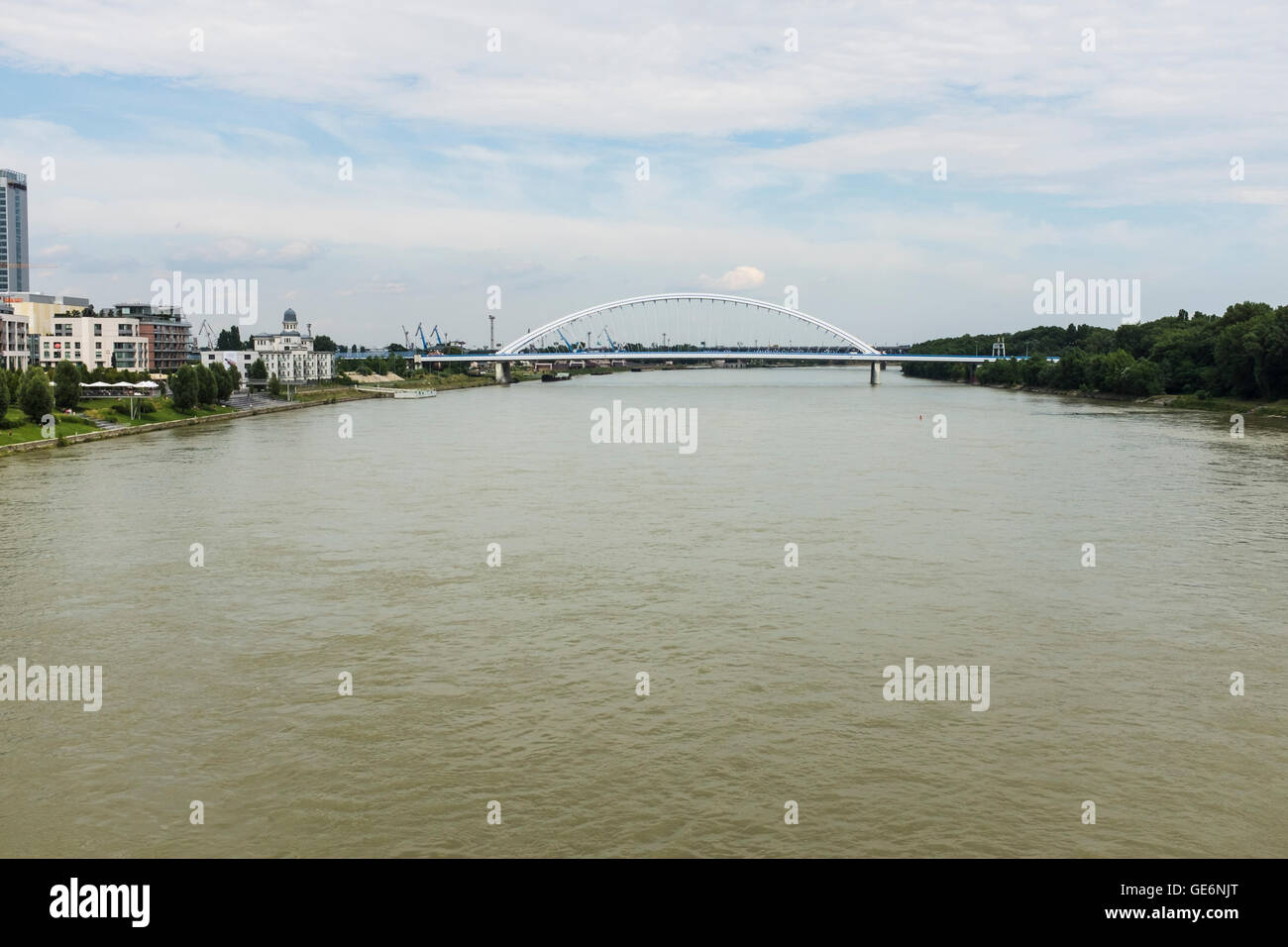 Apollo-Brücke, Bratislava, Slowakei und Donau Fluß im Sommertag Stockfoto