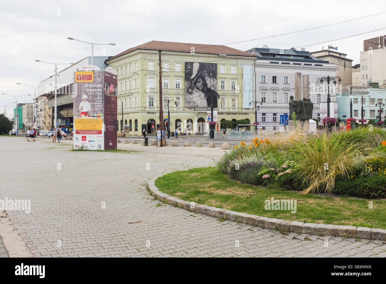 Slowakische Nationa Galerie, Sturovo Namestie (Quadrat), Bratislava. Schloss Esterhazy und moderne Erweiterung Stockfoto