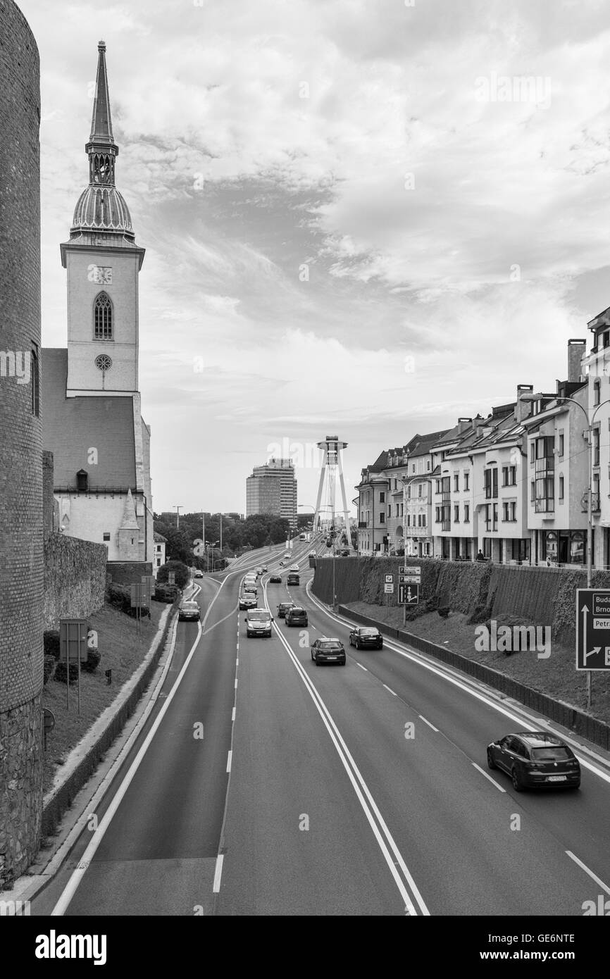 Staroměstská Ulica, Bratislaqva. St.-Martins-Kathedrale auf der linken Seite, im Hintergrund die SNP-Brücke und Aupark tower Stockfoto