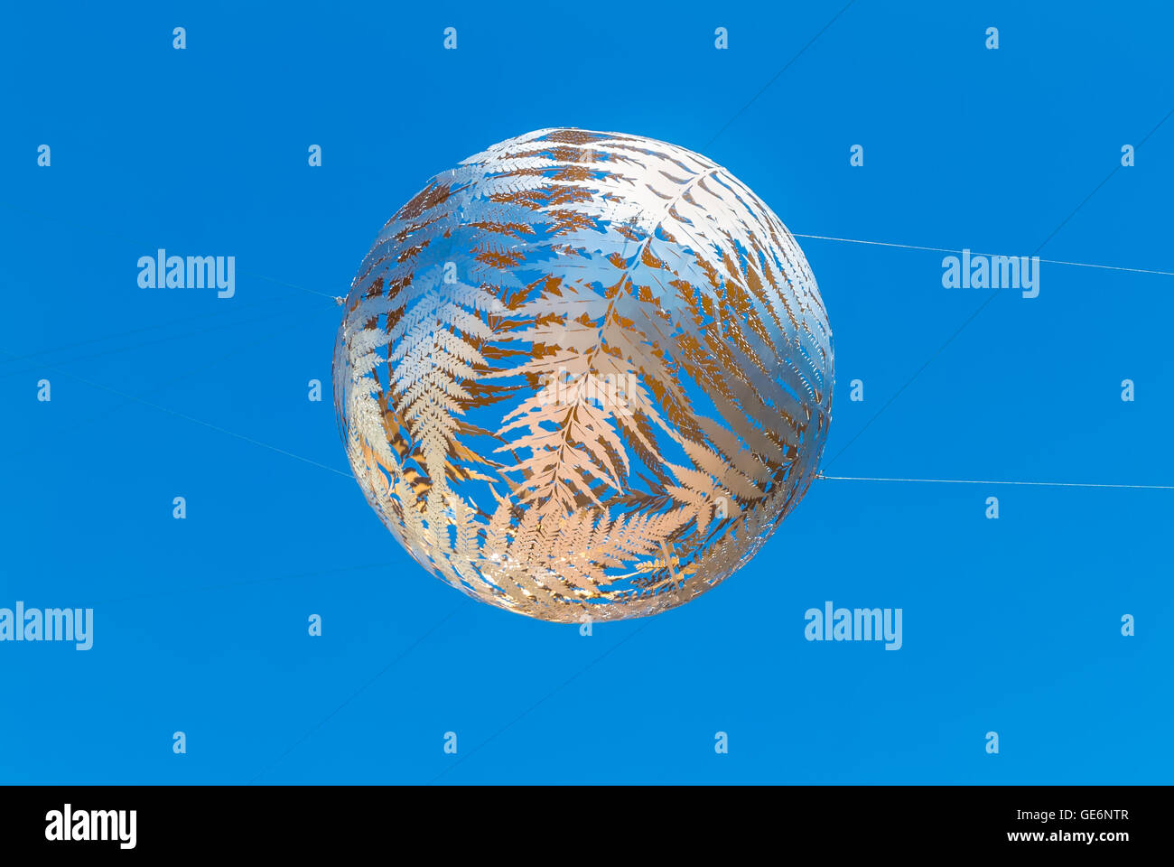 Silbernen Farn-gemusterte Filagree ausgesetzt, Globus, Civic Centre, Wellington, Neuseeland Stockfoto