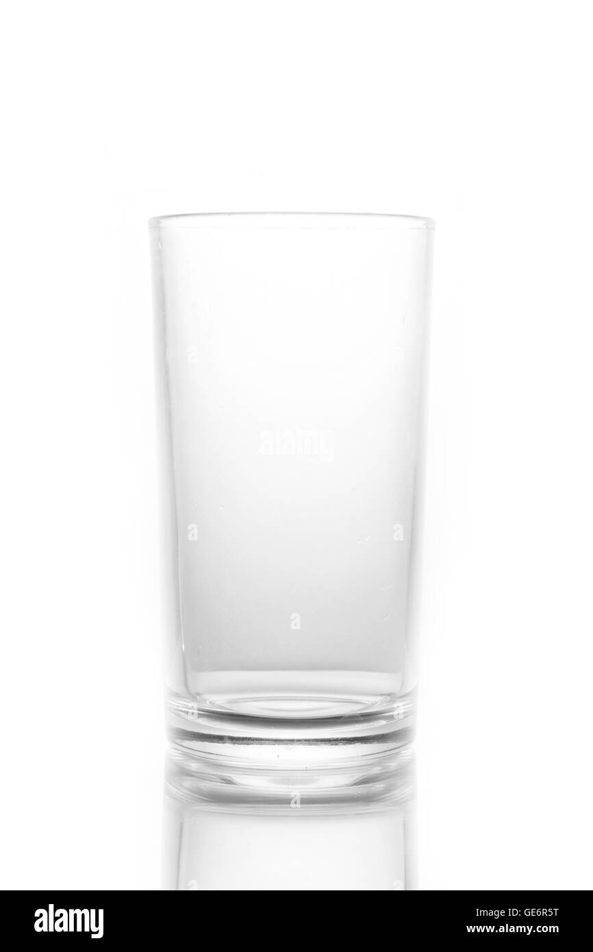 Glas Wasser isoliert auf weißem Hintergrund. Stockfoto