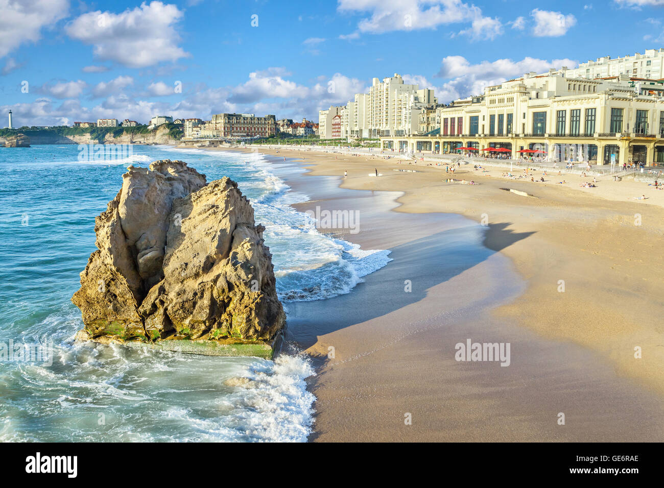 Grande Plage Strand und Felsen im Vordergrund, Biarritz, Aquitaine, Frankreich Stockfoto