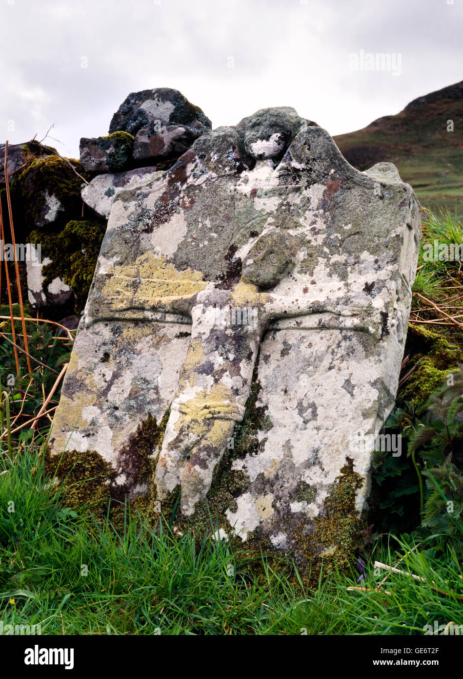 Flechten Sie bedeckten 18. Jahrhundert Grabstein Darstellung gekreuzigten Christus und Cherub, Campbell Gräberfeld, Camas Nan Geall Stockfoto