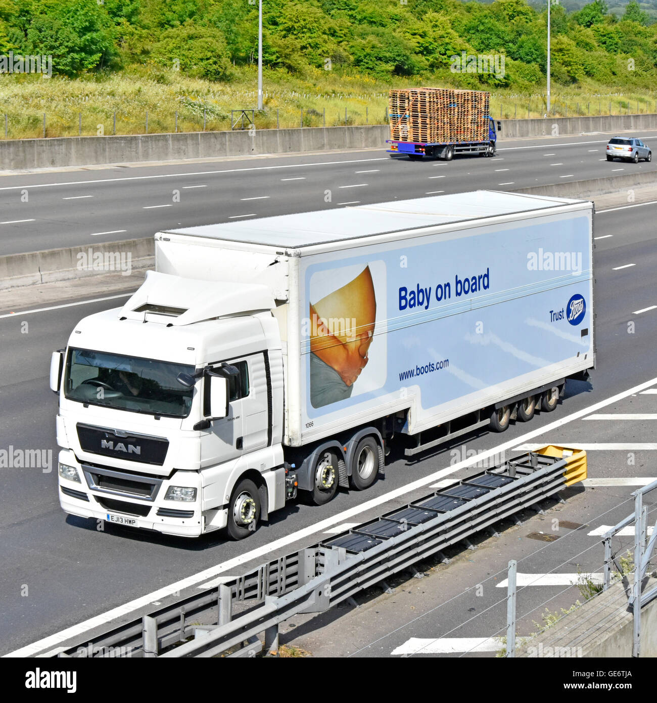 Boots Supply Chain Transport Logistik Geschäft LKW Sattelschlepper und Trailer mit Baby On Board Grafiken, die durch das englische Großbritannien fahren Autobahn Stockfoto