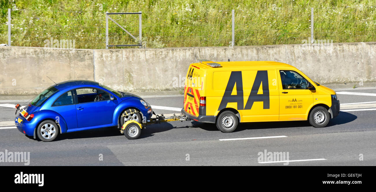 Seitenansicht Logo auf gelbem AA Pannenwagen &amp; Fahrer
