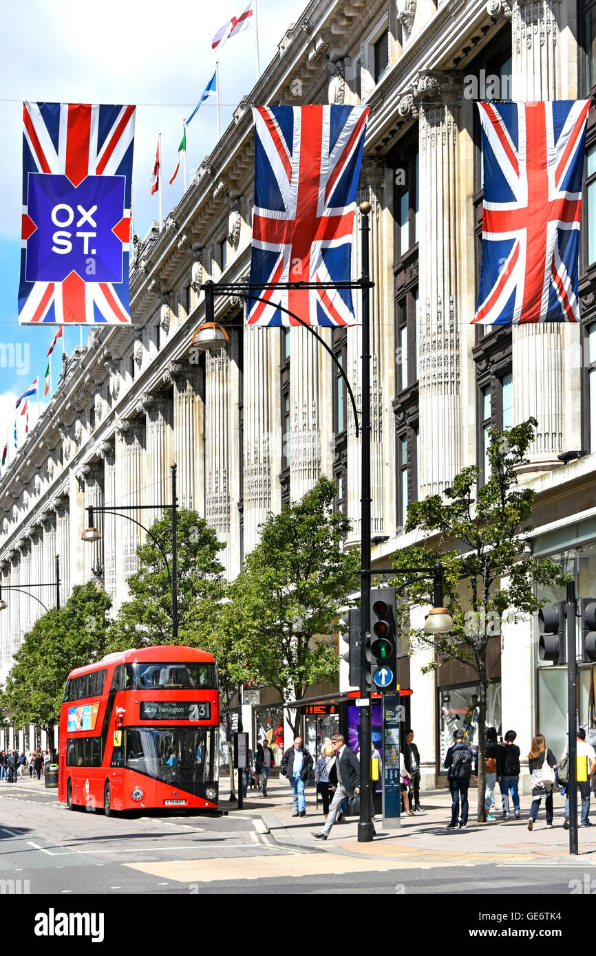 London neue rote routemaster Double Decker an der Bushaltestelle vor dem Kaufhaus Selfridges in der Oxford Street London England Großbritannien mit Union Jack Flags Stockfoto