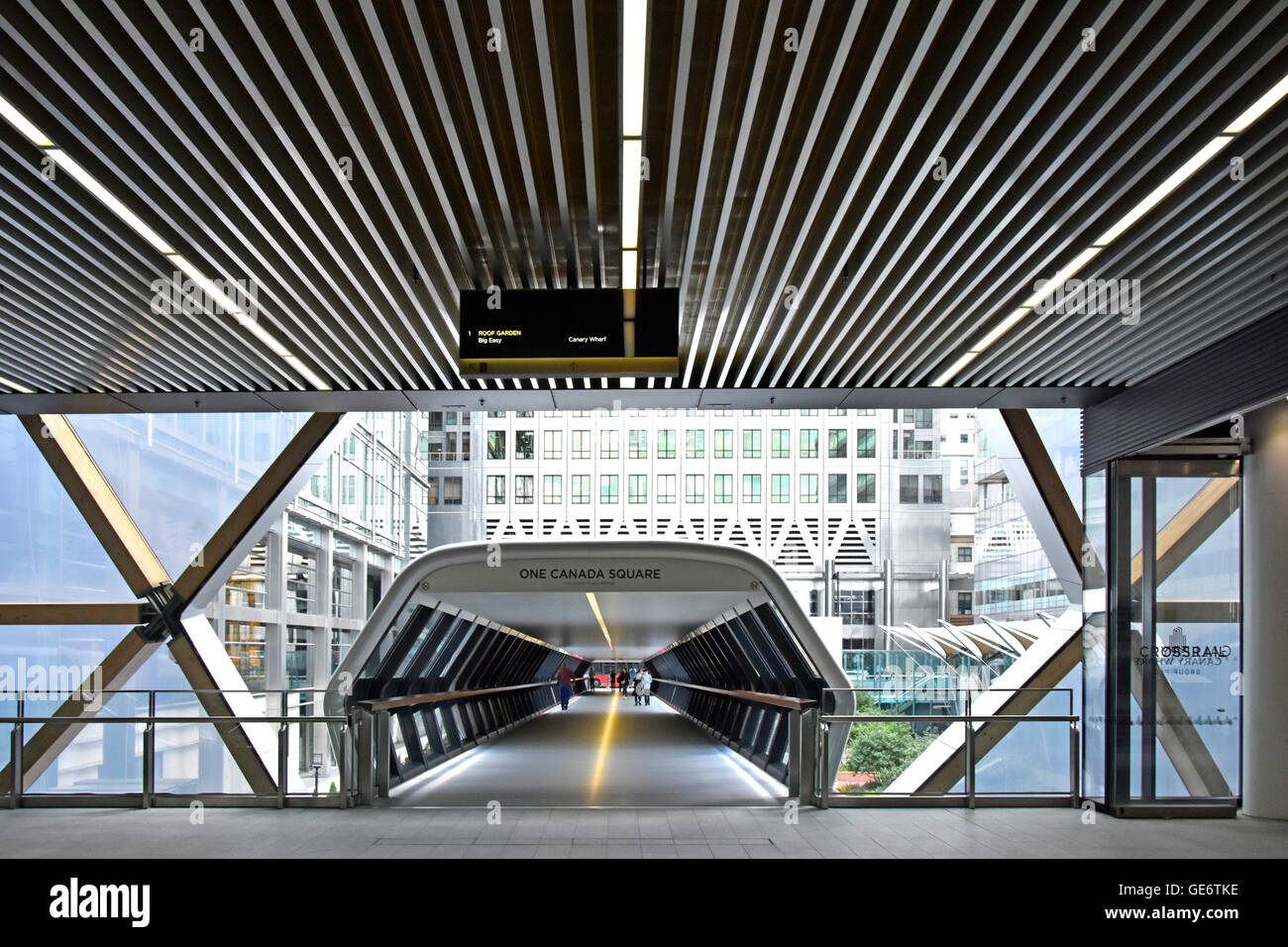 Geschlossenen Fußgängerbrücke verbindet neu "Crossrail Place" mit "One Canada Square" komplexen Teil des neuen Canary Wharf Crossrail-Bahnhof London England UK Stockfoto