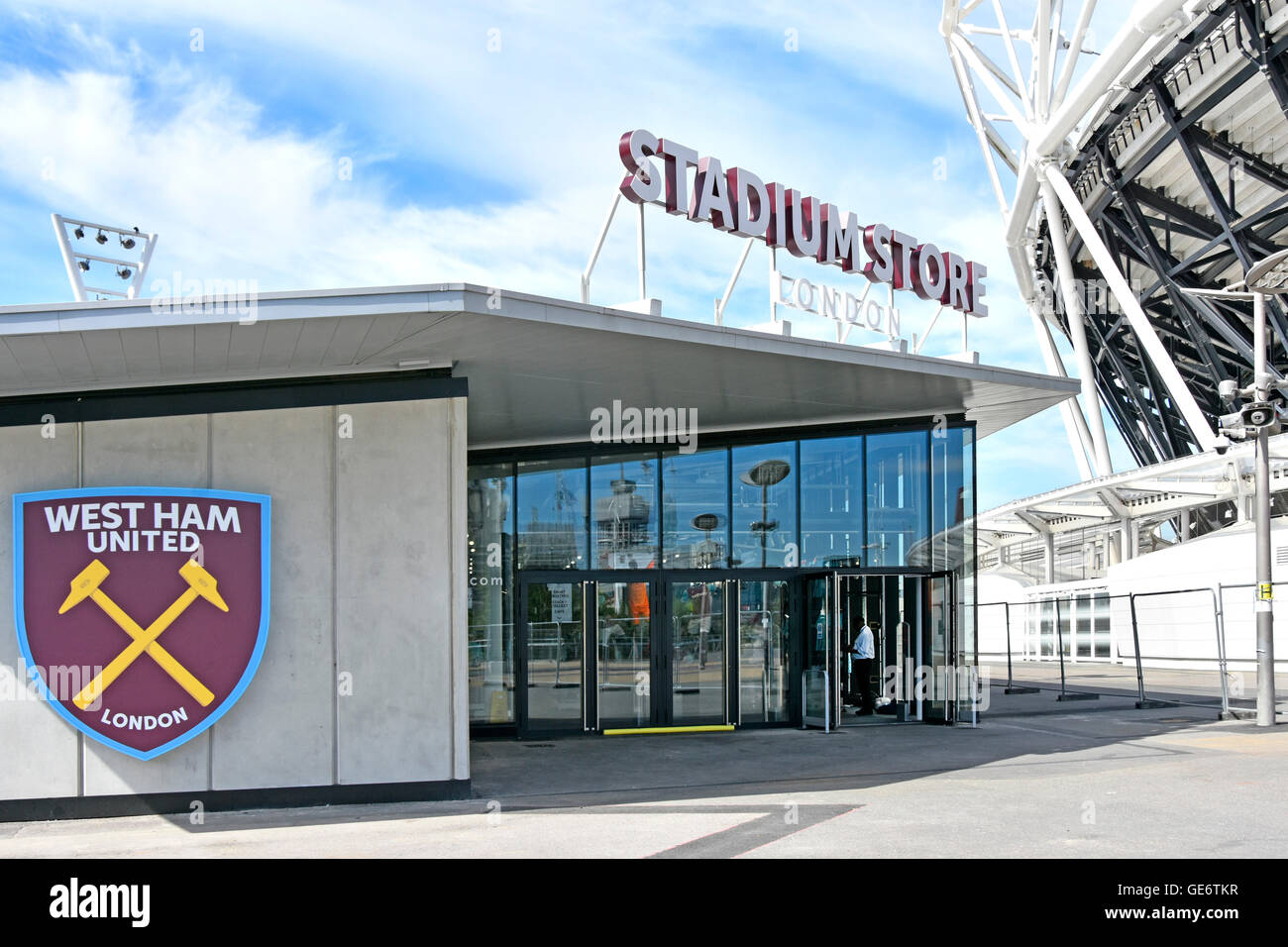 West Ham United Logo auf neuen London Stadium Store neben dem konvertierten 2012 Olympiastadion in der Queen Elizabeth Olympic Park Newham Stratford UK Stockfoto