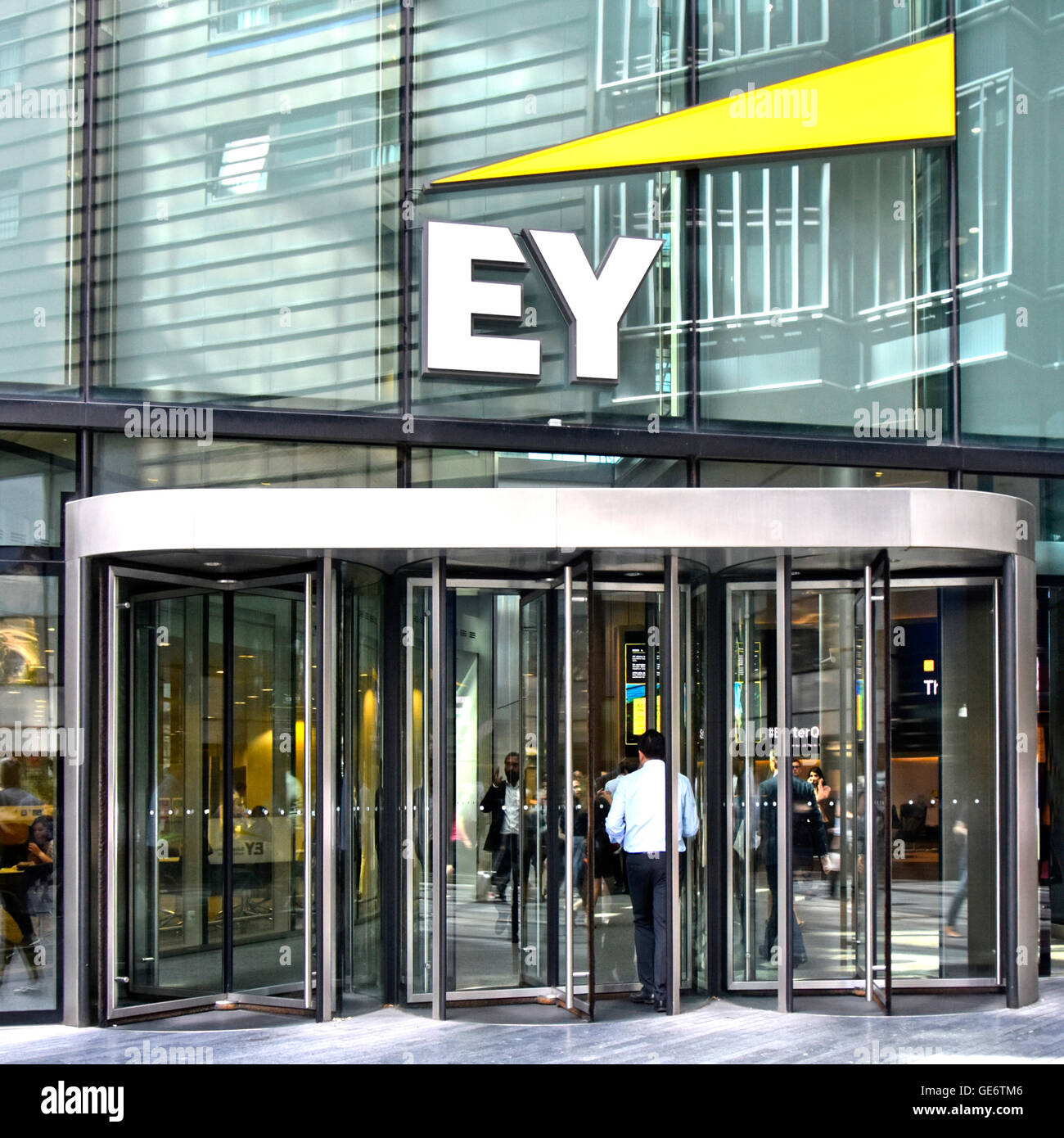 Drehtür des Londoner Büros mit Ernst & Young-Logo und Schild oben für multinationale Professional Services-Unternehmen in Southwark London England Großbritannien Stockfoto