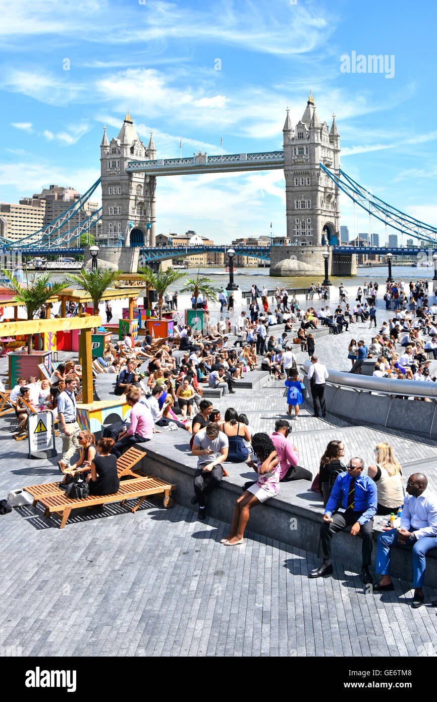 Heißer Tag für Büroangestellte und Touristen im Sommer Getränke- und Imbissstände im „The Scoop“ neben More London & Tower Bridge England an der Themse Stockfoto